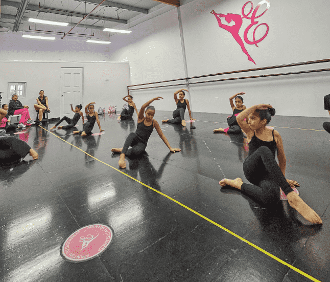 niñas practicando danza contemporaneo sentadas en el piso